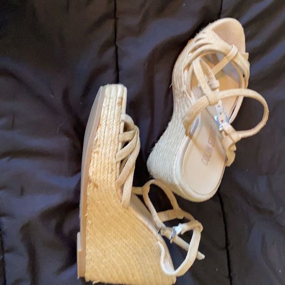 Size 6 M wedged Heels Color: tan - Picture 3 of 9